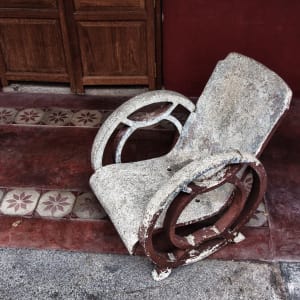 Découverte du vieux Singapour à pied: Tiong Bharu - old part of Singapore. Stone marble granite antique arm chair seat