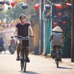 Découverte active du centre du Vietnam de Hué: Tourist riding bicycle in Hoi An