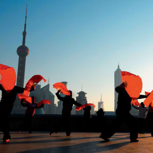 Croisière sur le fleuve Huangpu à Shanghai: Traditional Chinese dance with fans in Shanghai