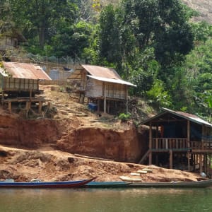 Les beautés naturelles du nord du Laos avec Trekking de Luang Prabang: Traditional village along Nam Ou River