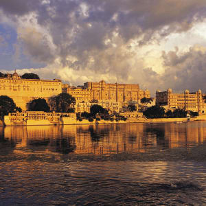 «The Deccan Odyssey» - Im Land der Könige ab Delhi: Udaipur City Palace with Pichola Lake 001