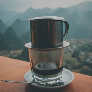 Nord Vietnam sauvage de Hanoi: Vietnam Coffee with mountain range in background