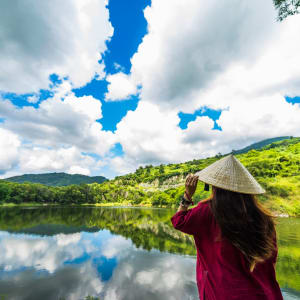 Nord Vietnam sauvage de Hanoi: Vietnamese girl standing in front of Ba Be lake