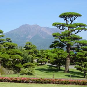 Kyushu – L'île ardente du Japon de Kagoshima: View of Sakurajima from Sengan-en garden