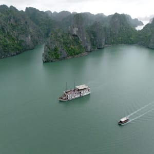 Croisière dans la baie de Bai Tu Long avec « Violet » de Hanoi: Violet almost alone at Bai Tu Long Bay
