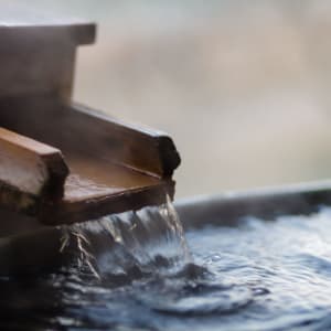 Les onsen curatifs japonais de Tokyo: Water flows at a japanese onsen