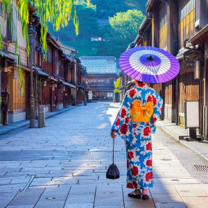Contrastes du Japon de Tokyo: Woman in a kimono walking in the Higashi Chaya district of Kanazawa