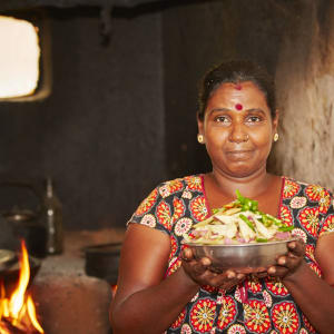 Sri Lanka im Sommer ab Colombo: Woman preparing food