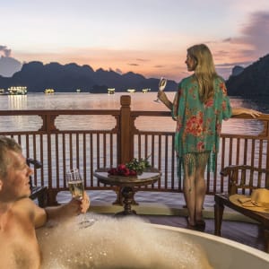 Mystische Lan Ha Bucht Kreuzfahrt mit «Ylang» ab Hanoi: ylang-regency-suite-front-balcony-jacuzzi
