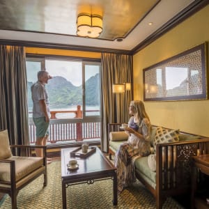 Mystische Lan Ha Bucht Kreuzfahrt mit «Ylang» ab Hanoi: ylang-regency-suite-front-royal-bamboo-lounge