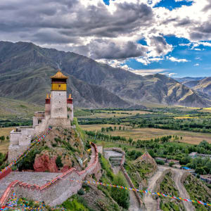 Die Magie des Tibets - Basis & Tsetang Verlängerung ab Lhasa: Yumbu Lha Khang Palace, the First Royal Palace in Tibet