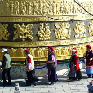 Höhepunkte Yunnans ab Kunming: Zhongdian: Giant prayer wheel at temple