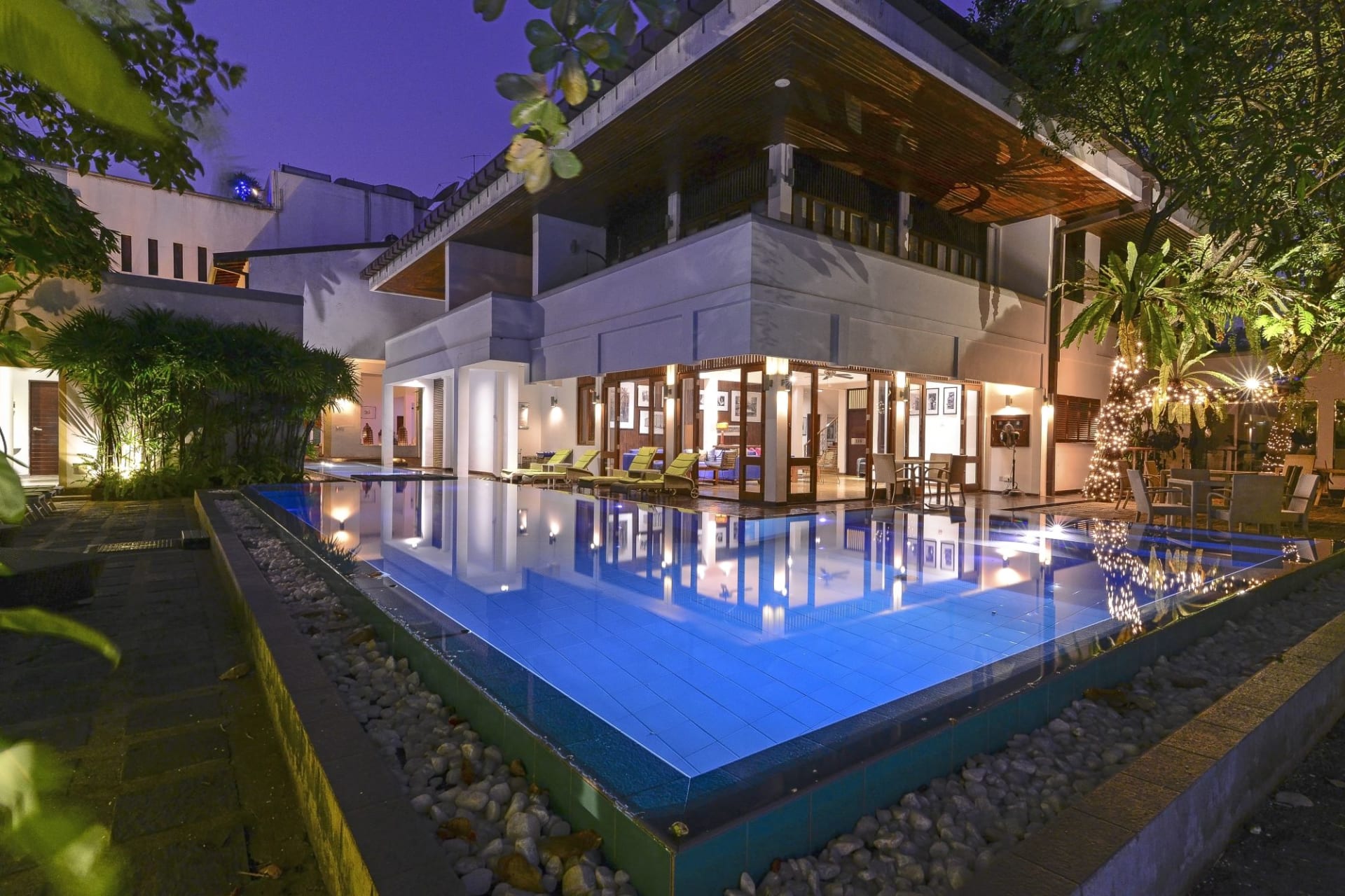 f&b: Pool Side Restaurent