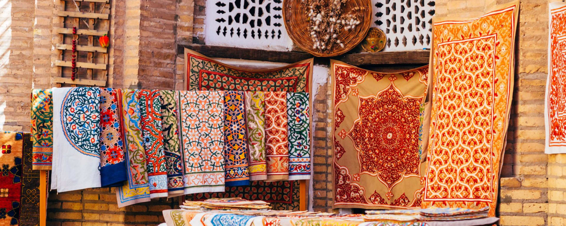 Leserreise SonntagZeitung und Berner Zeitung - Faszination Seidenstrasse de Tachkent: A wide range of handmade items at the Bazaar Khiva