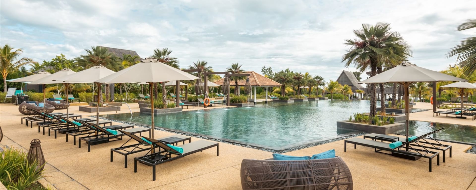 Anantara Desaru Coast Resort & Villas: Lagoon Pool and Bar