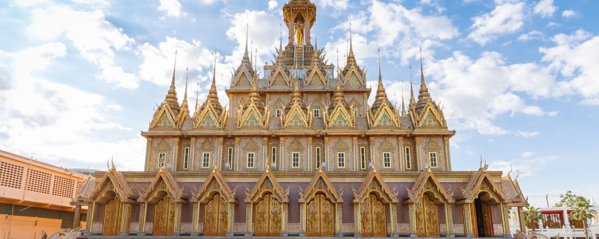 The Blue Jasmine – Train Heritage de Bangkok: Golden Temple (Wat Tha Sung)