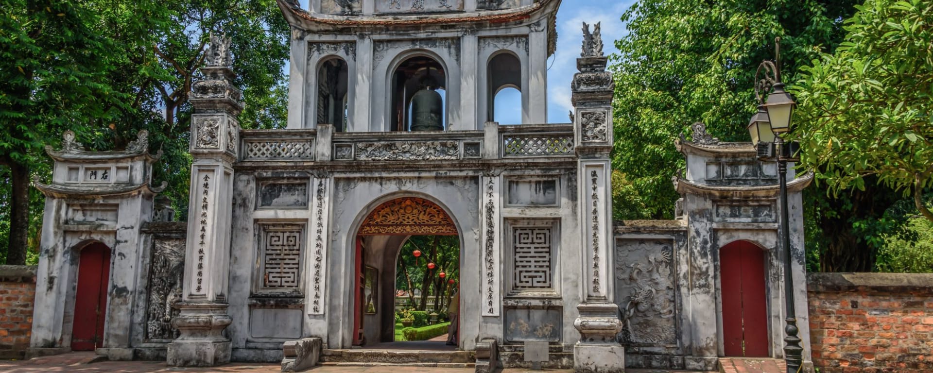 Tour de ville & temple de la littérature à Hanoi: Hanoi: The entrance gate at a temple of Literature