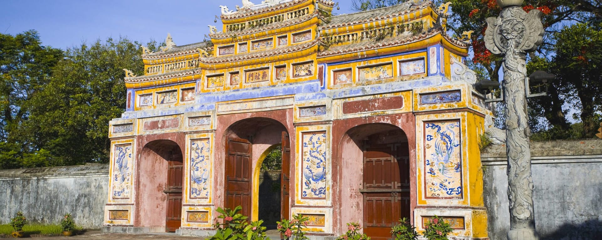 La Cité interdite & la Citadelle à Hué: Hue: Dien Tho Palace gate