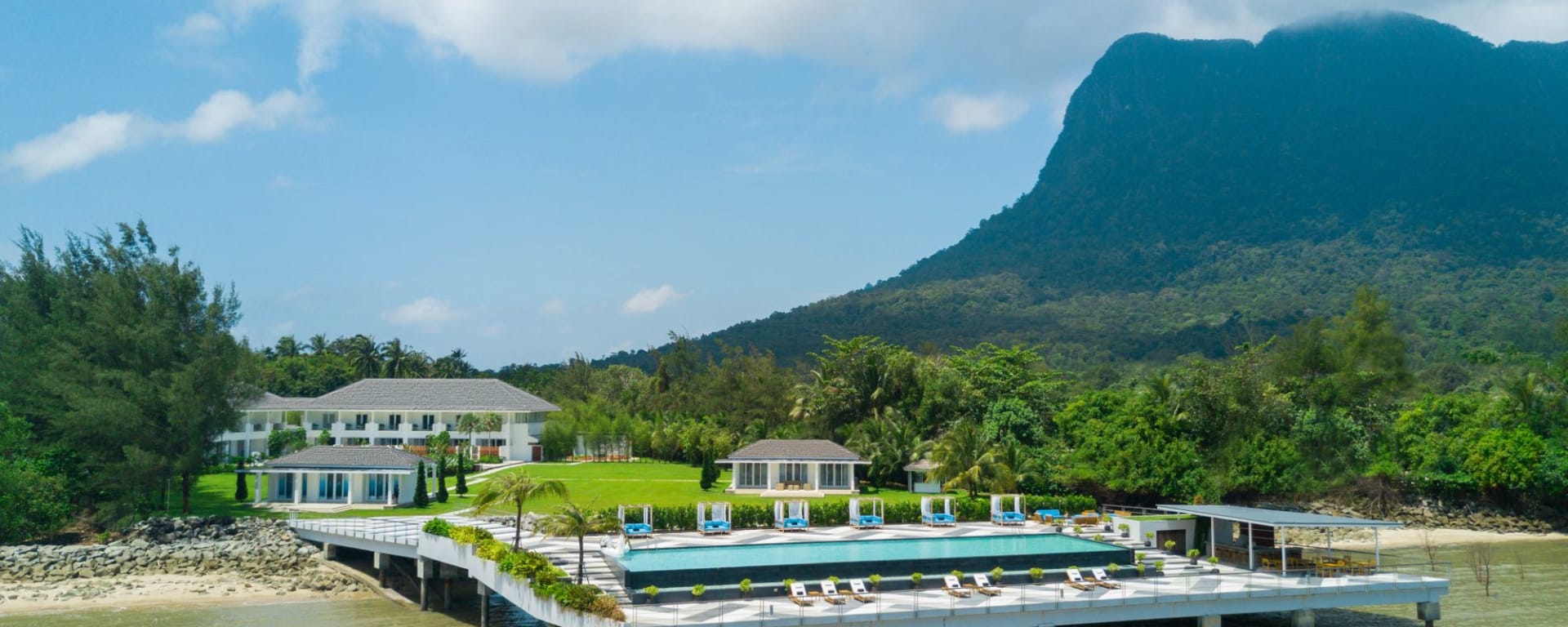 Cove 55 à Kuching:  Cove 55 with Mt. Santubong