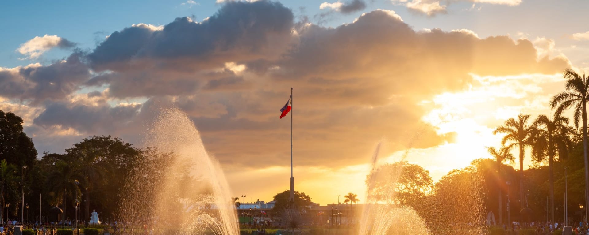 Im Jeepney durch Manila: Manila - View of a fountain in Rizal Park