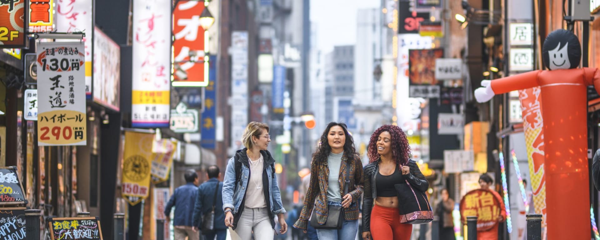 Tokios Trendviertel entdecken: People walking in Shibuya District