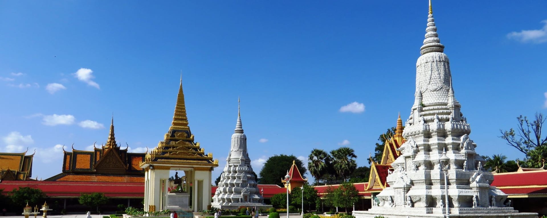 Tour de ville sur une journée de Phnom Penh: Phnom Penh Place in front of the Silver Pagoda