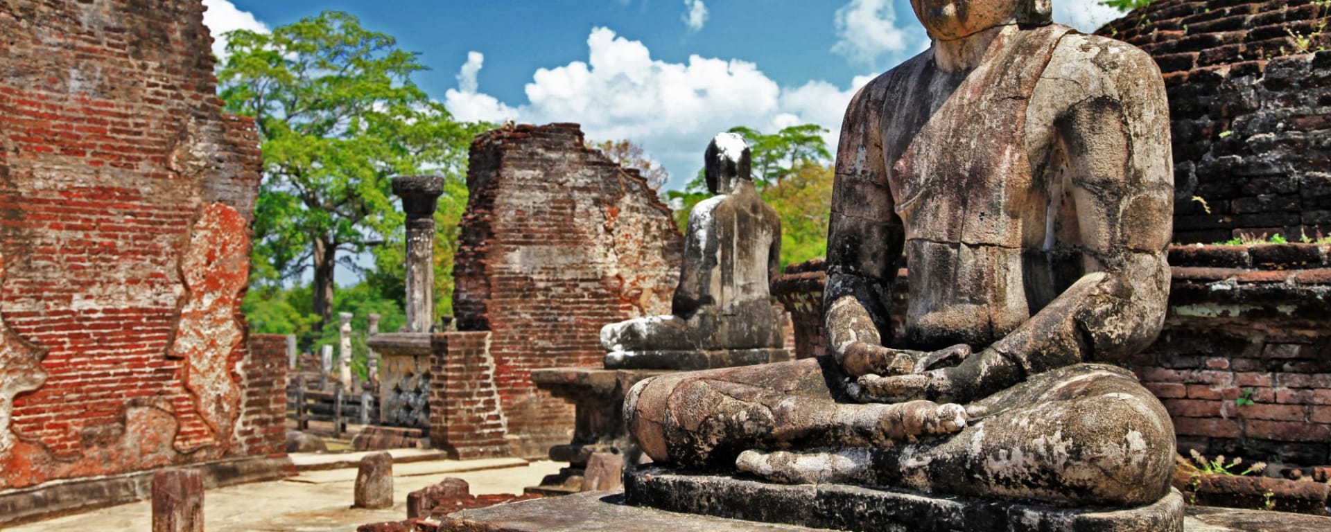 Glanzlichter Sri Lankas mit Uga ab Colombo: Polonnaruwa: Buddha in temple