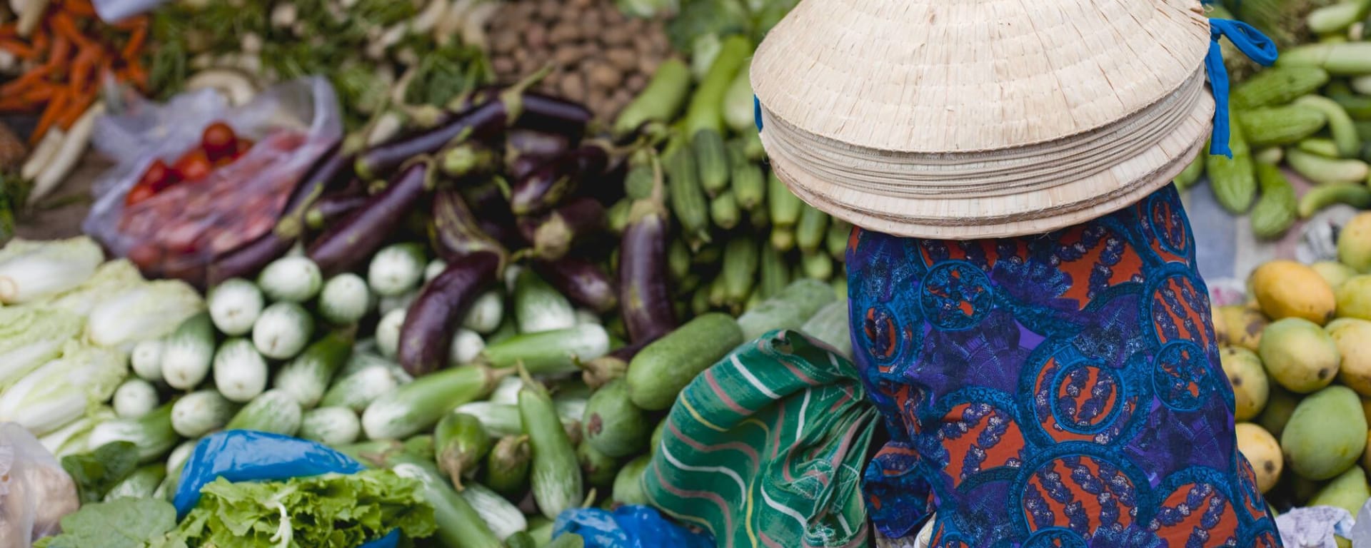 Saigon inconnue: Saigon: Vietnamese market vendor selling vegetables