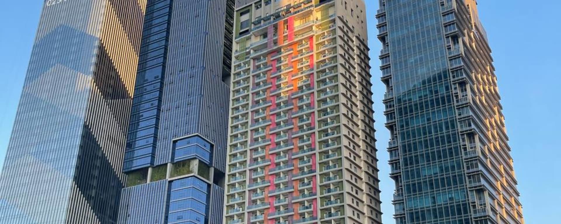 Phnom Penh, ville de contrastes: Skyscrapers PNH