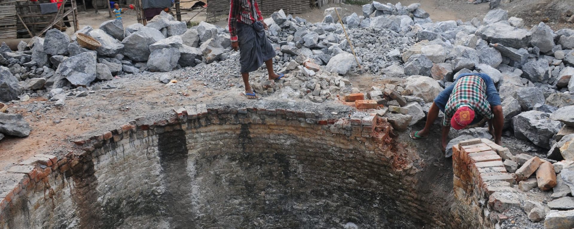 Vie authentique le long de la rivière Dohtawaddy à Mandalay: slake lime production