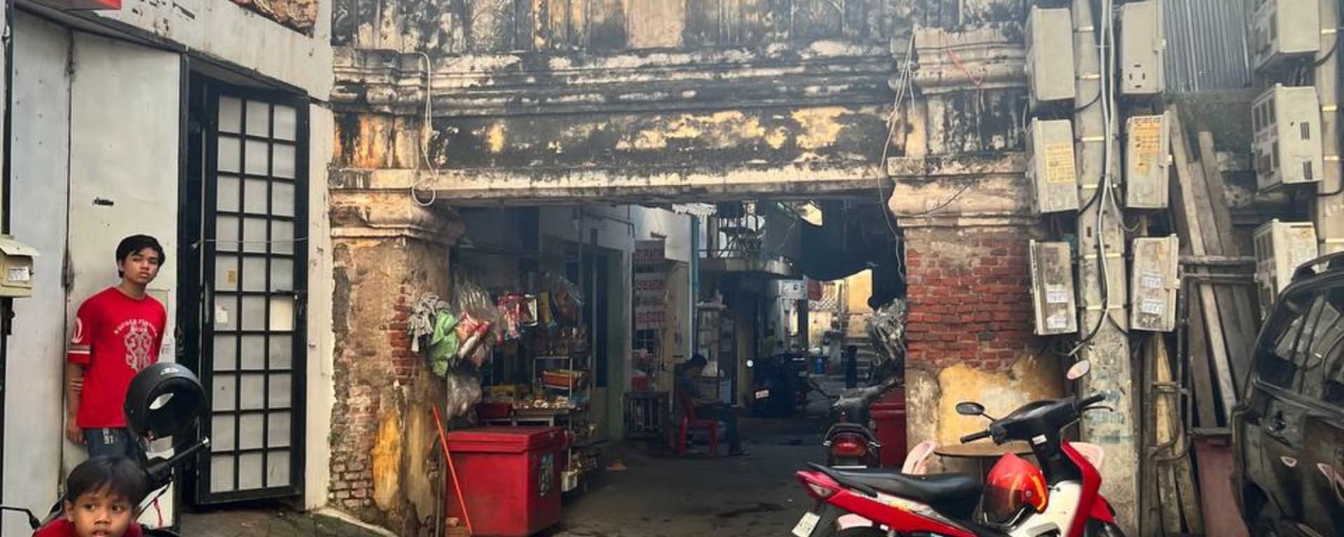 Phnom Penh, ville de contrastes: Small temple