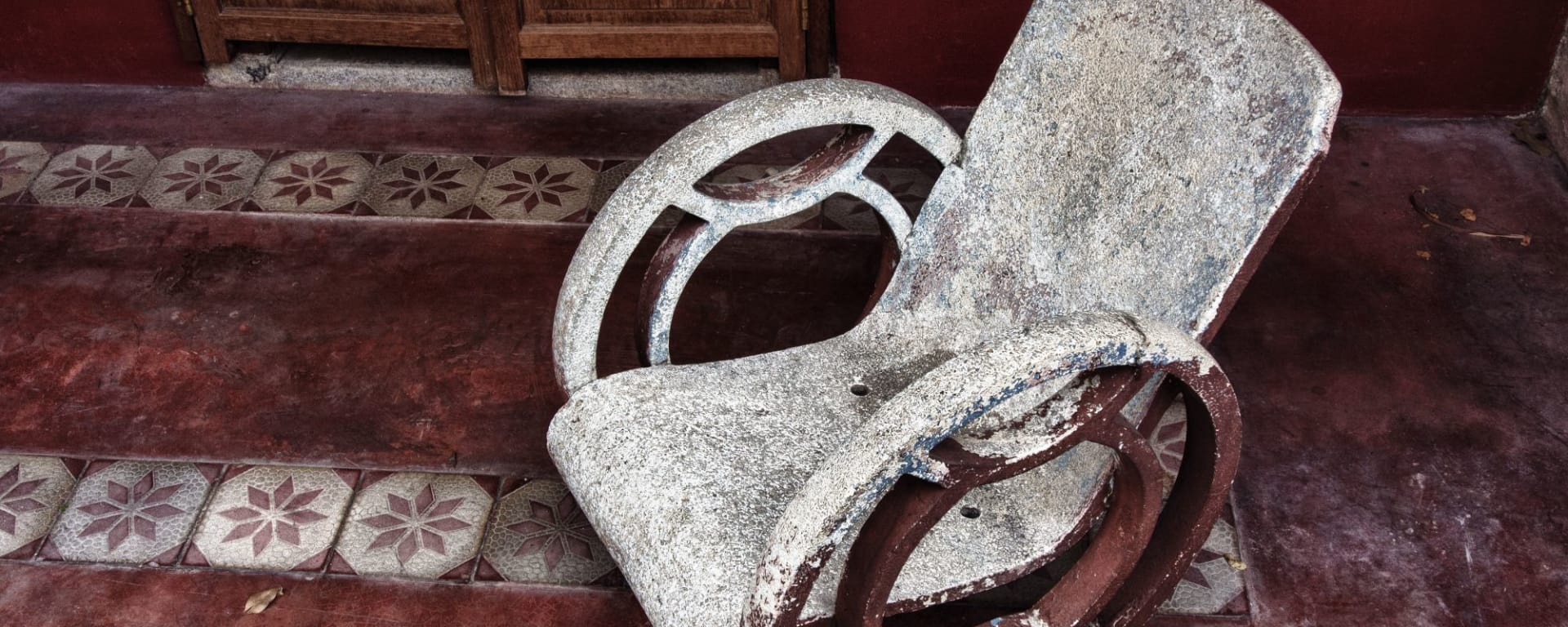 Découverte du vieux Singapour à pied: Tiong Bharu - old part of Singapore. Stone marble granite antique arm chair seat