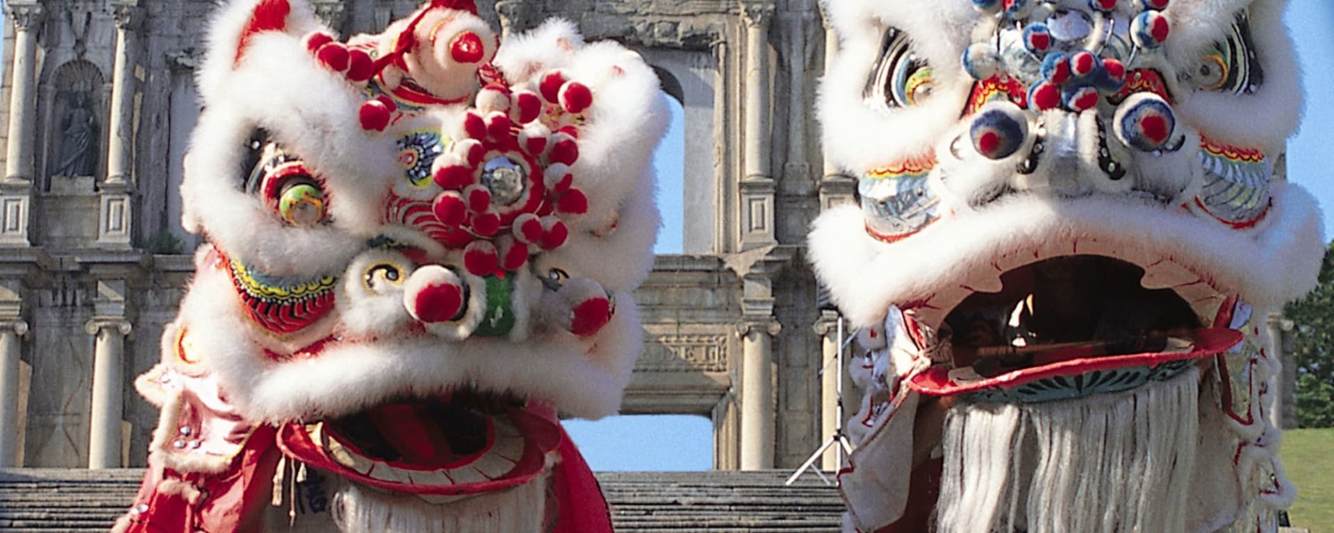 Macau in Hong Kong: Dragons in front of Sao Paulo cathedrale