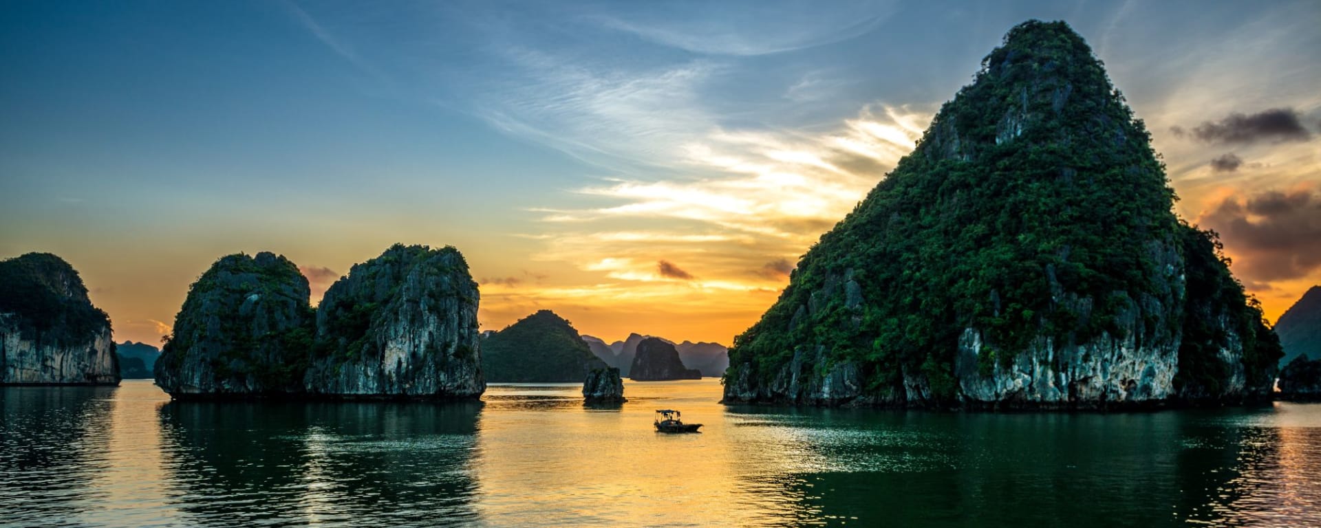 L'éclat du Vietnam - de Hanoï à Saigon de Hanoi: exterior: beach: Halong Bay: Beautiful sunset