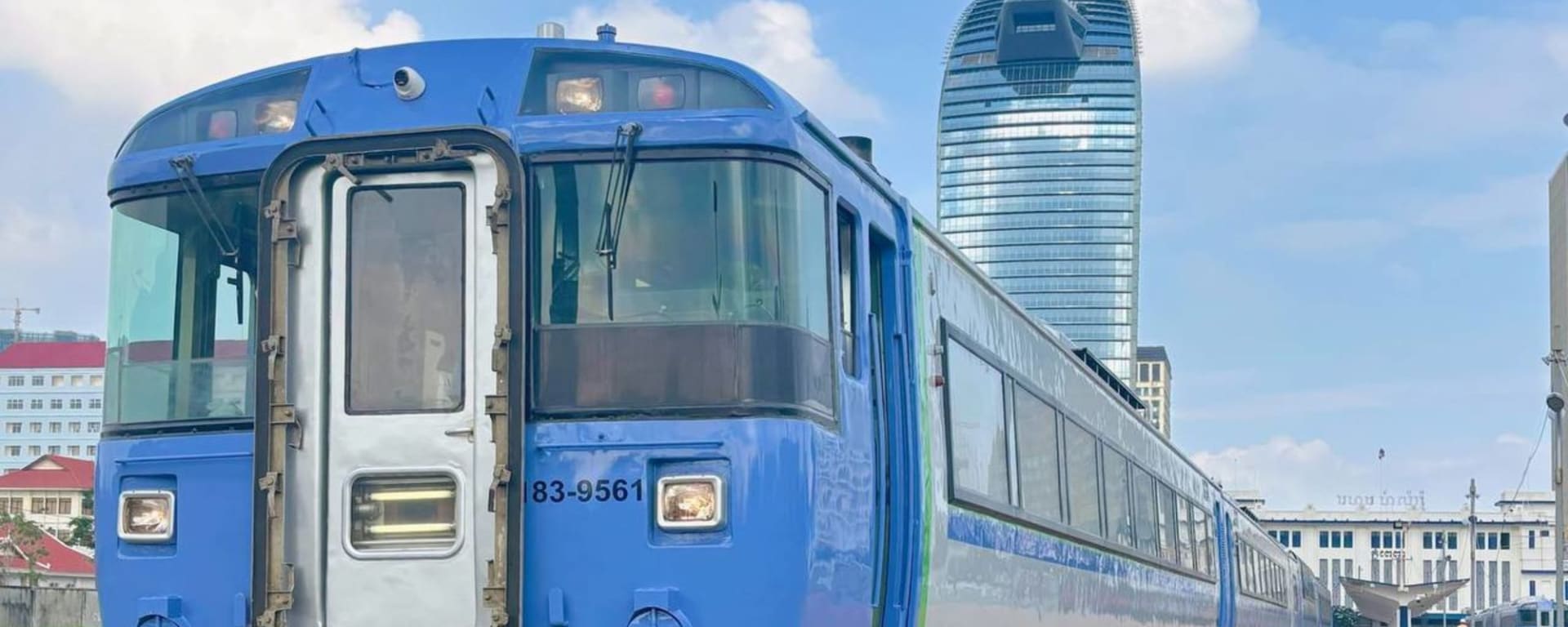 Pfeffriges Kampot ab Phnom Penh: Train leaving Phnom Penh