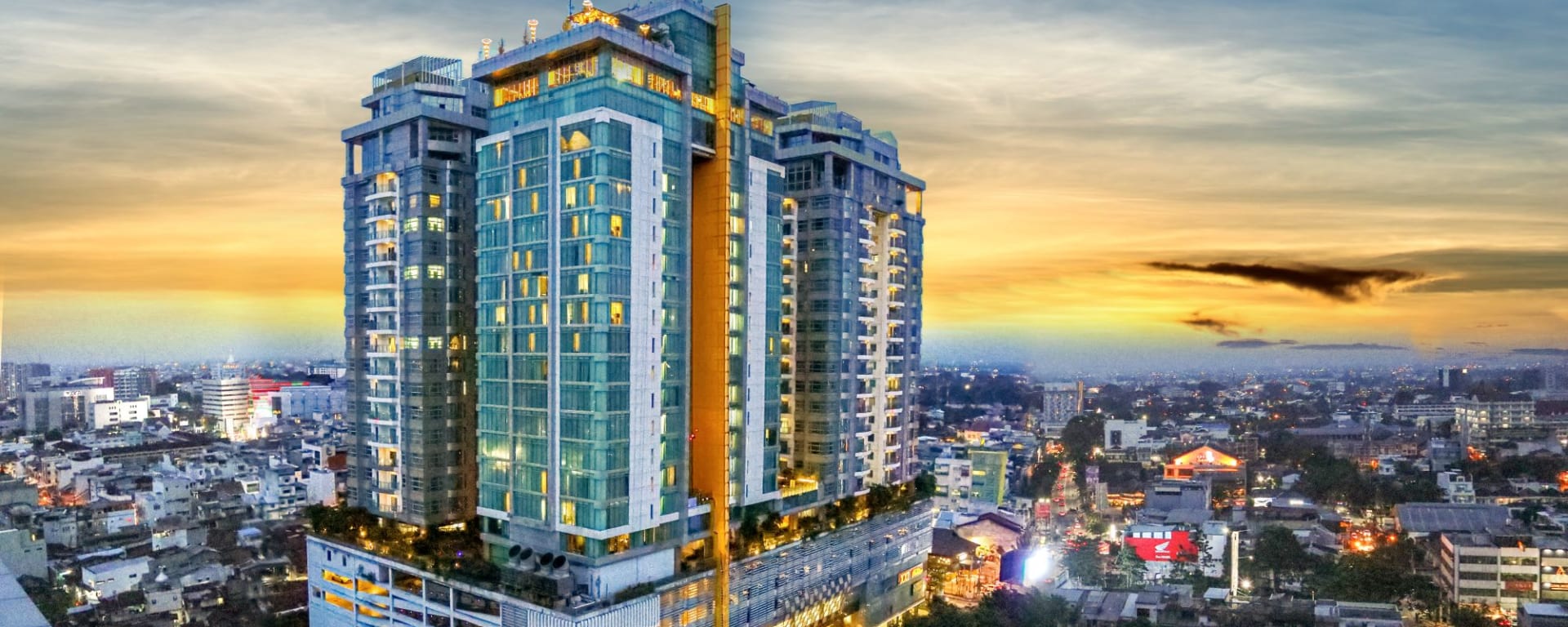 Cambridge Hotel Medan:  Exterior