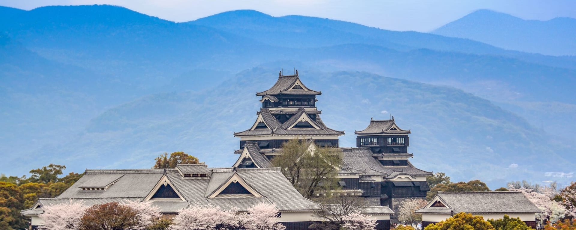 Kyushu – L'île ardente du Japon de Kagoshima: Kumamoto Castle with cherry blossoms in spring