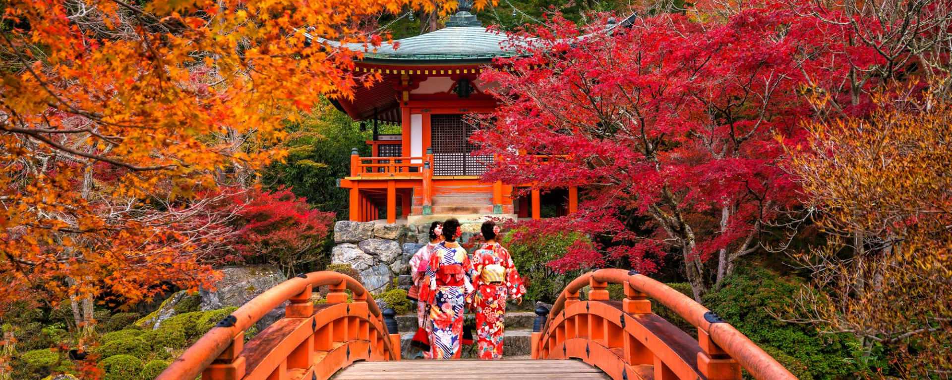 Gruppenreise «Höhepunkte Südkoreas und Japans» ab Seoul: Kyoto Daigo-ji temple with women with traditional japanese Yukata