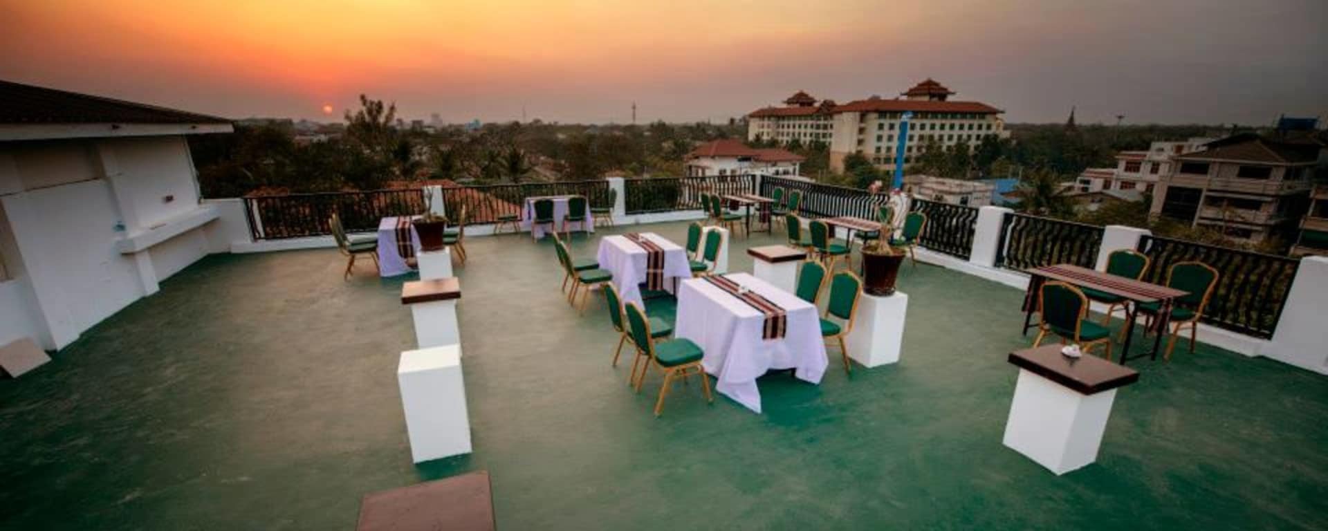 Yadanarpon Dynasty à Mandalay:  Roof Top Restaurant