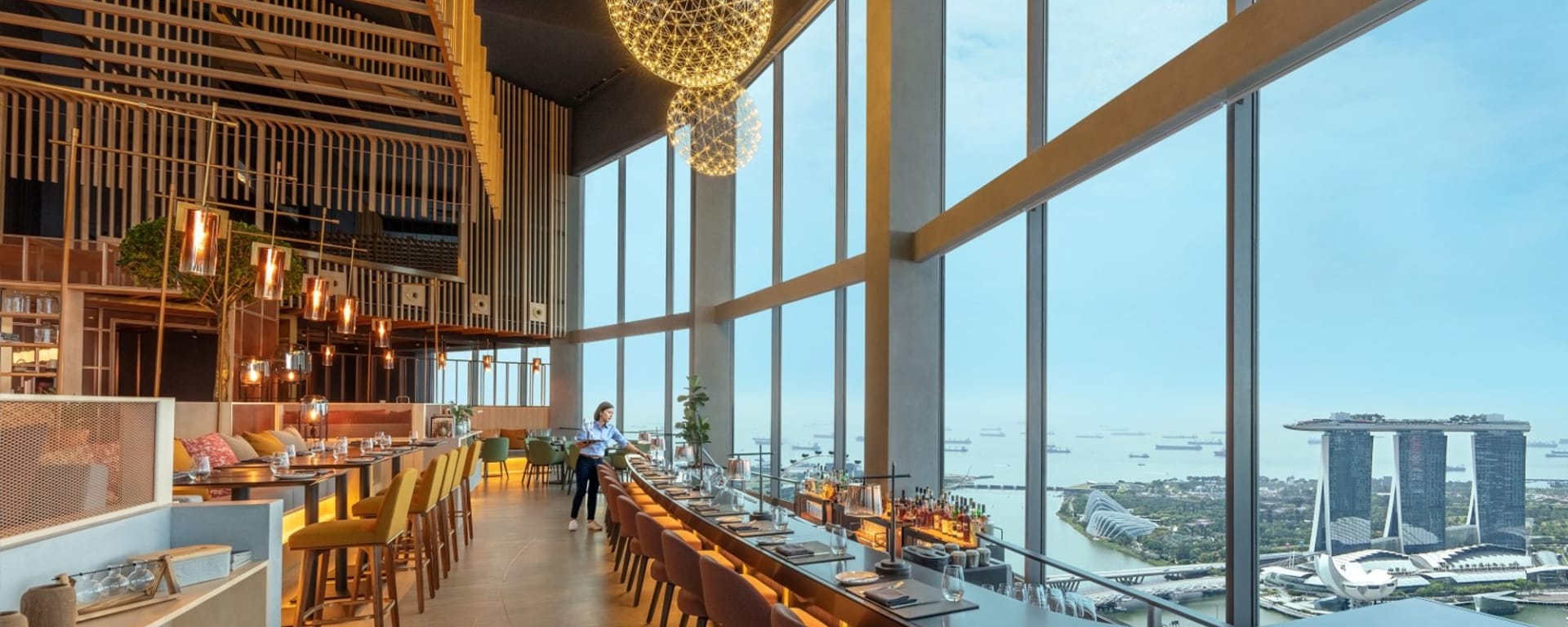 Swissotel The Stamford in Singapur:  SKAI Entrance View