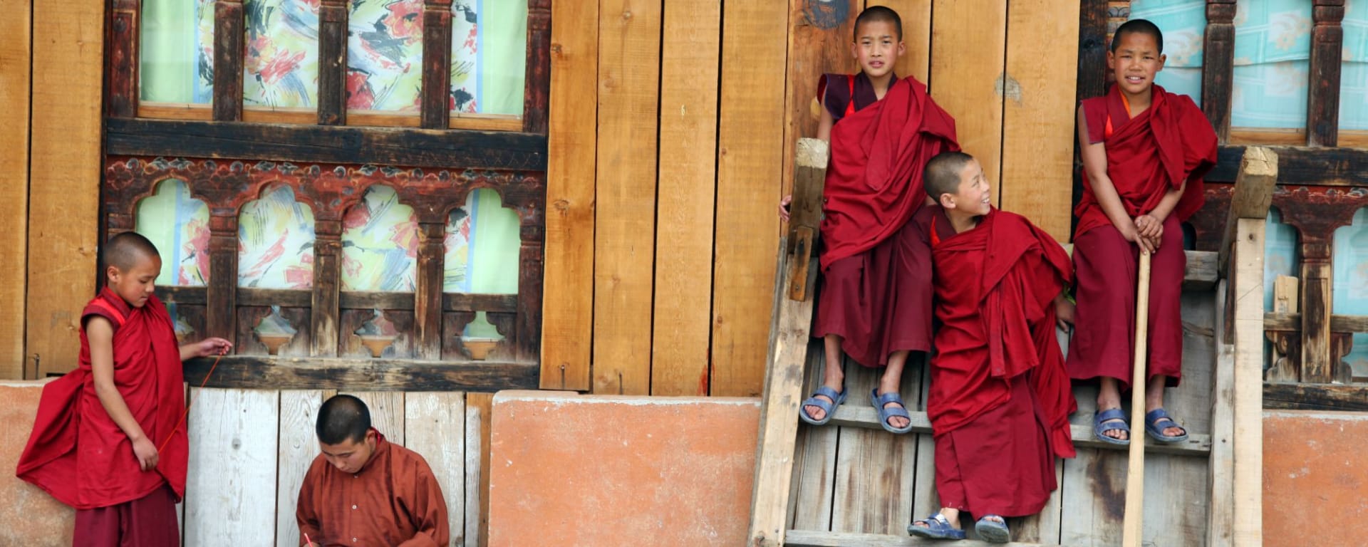 En route sur le Trans Bhutan Trail de Paro: Young monks
