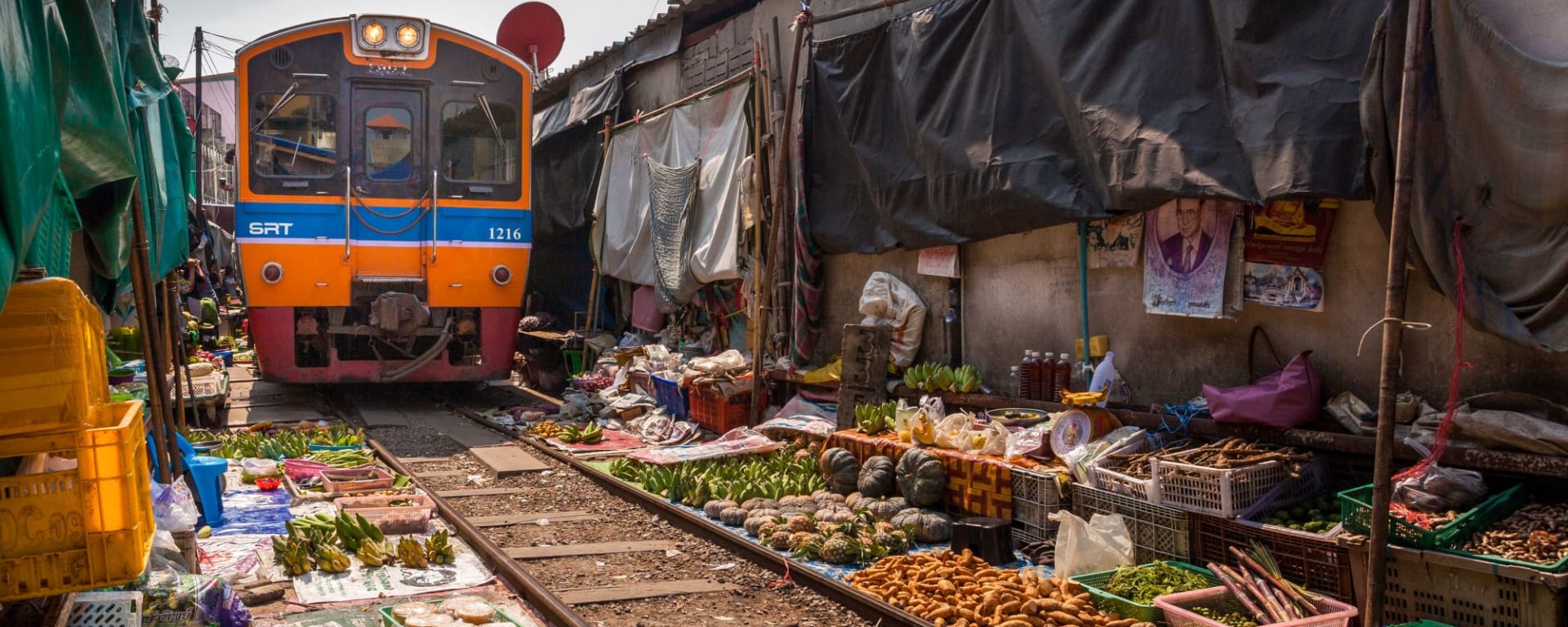 Streifzug durch Bangkoks Umgebung: Bangkok the famous railway markets at Maeklong