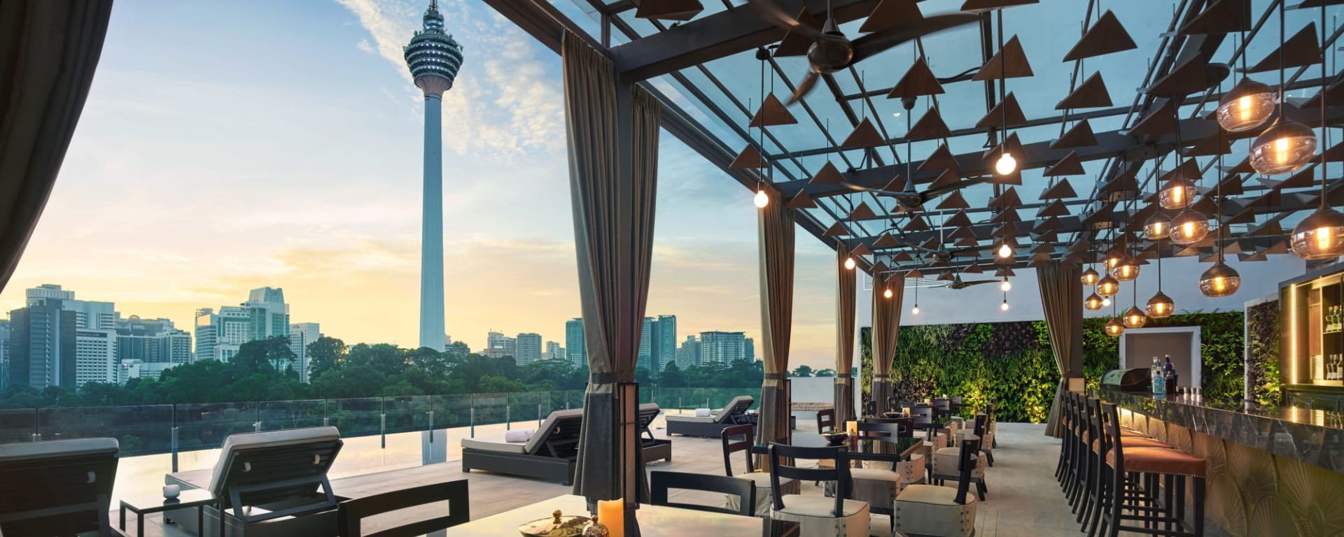 Hotel Stripes Kuala Lumpur: Man Tao - Rooftop Pool Bar