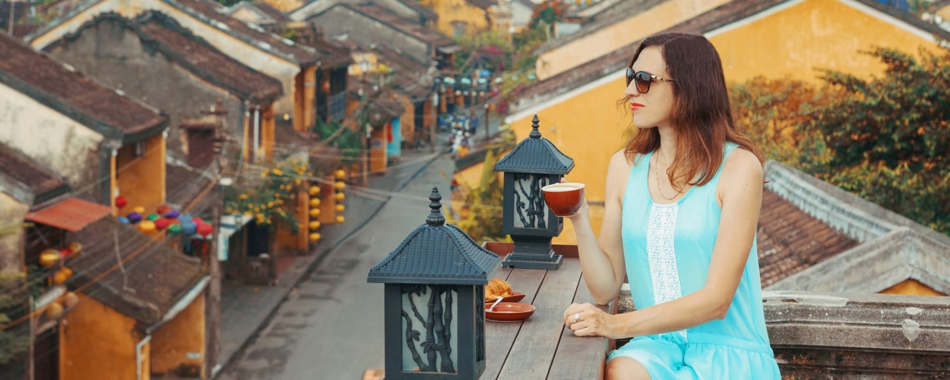 Vietnam für Geniesser ab Hanoi: Hoi An - Tourist having a coffee overlooking the old city
