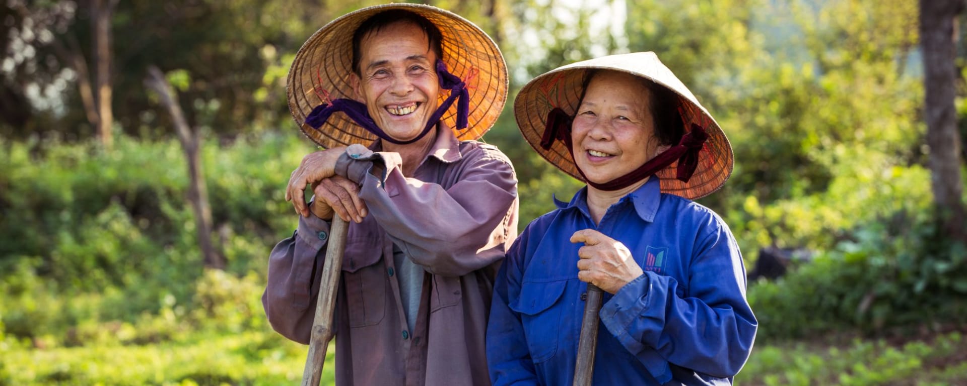 Découverte active du centre du Vietnam de Hué: Smiling old farmer couple with conical hats (non la)
