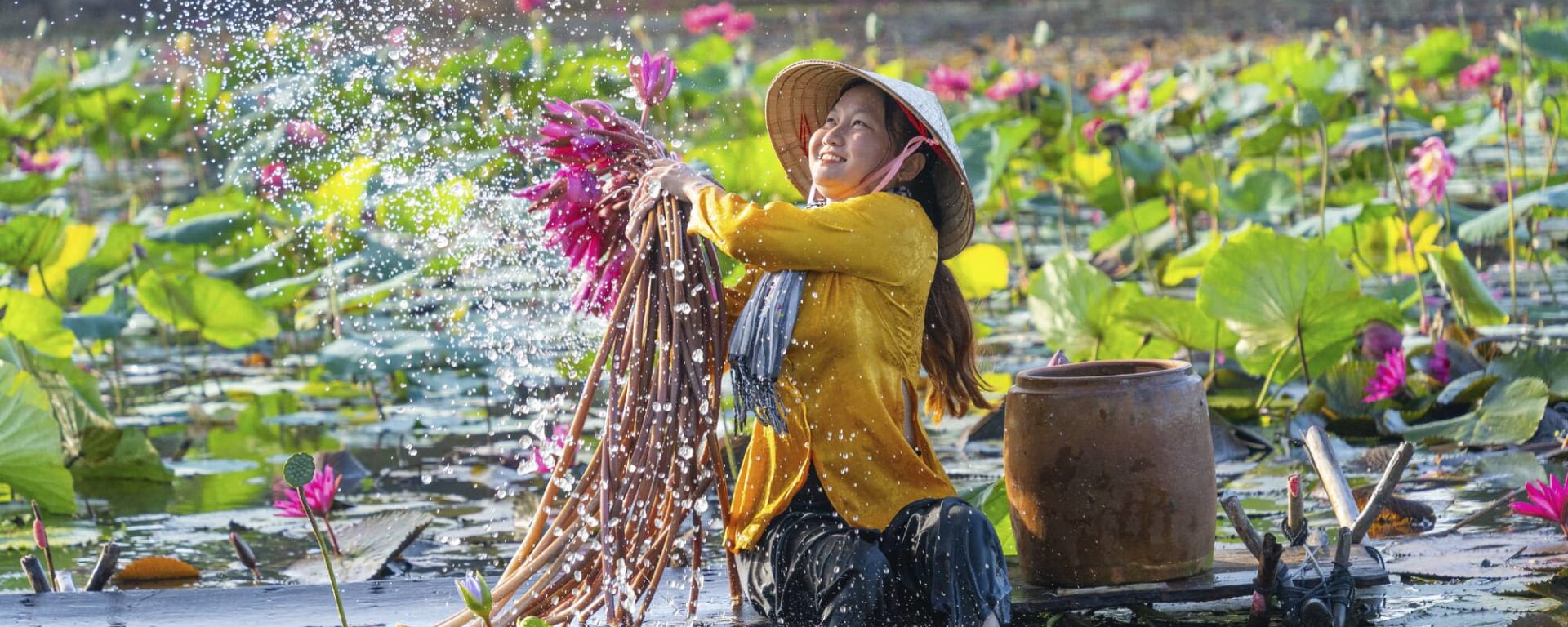 Le fascinant delta du Mékong - de Saigon à Phnom Penh: Vietnamese girl harvesting water lilies