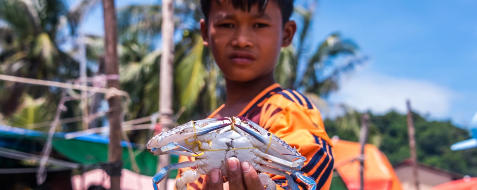 Pfeffriges Kampot ab Phnom Penh: Kampot harbour boy with crab