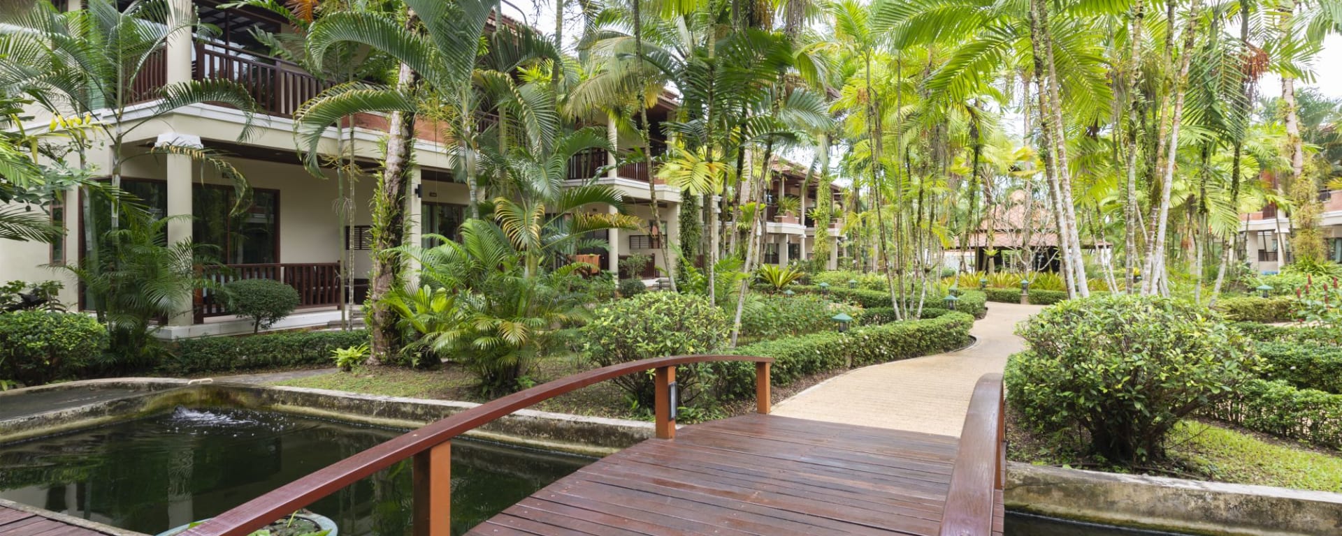 Khao Lak Bayfront Resort: garden