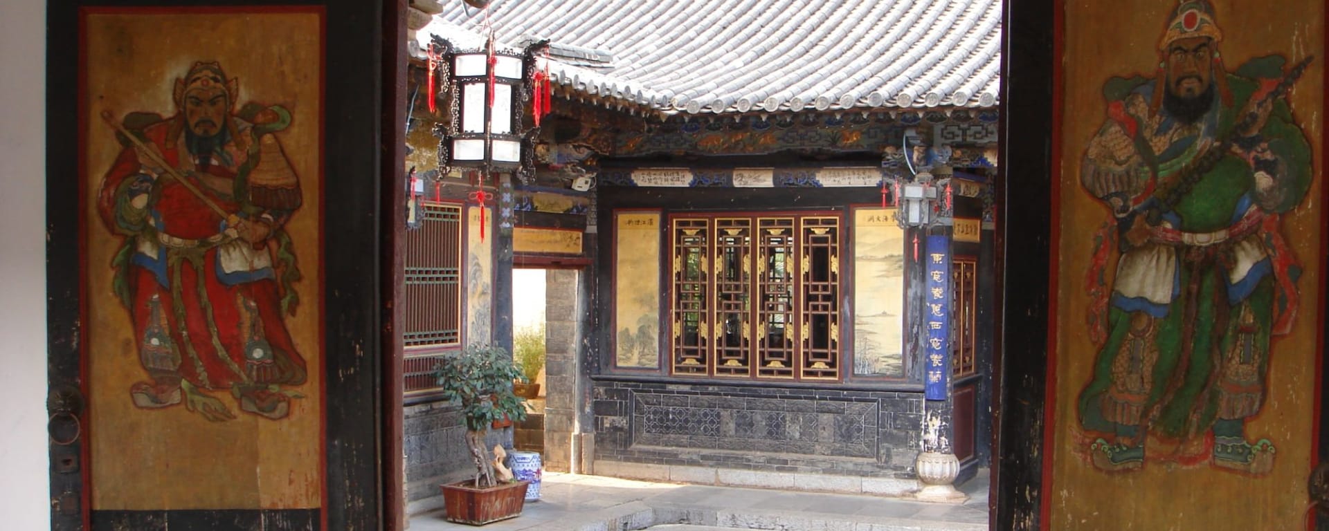 Yunnans Süden - Landschaften wie gemalt ab Kunming: Jian Shui: Zhu Family Garden Door