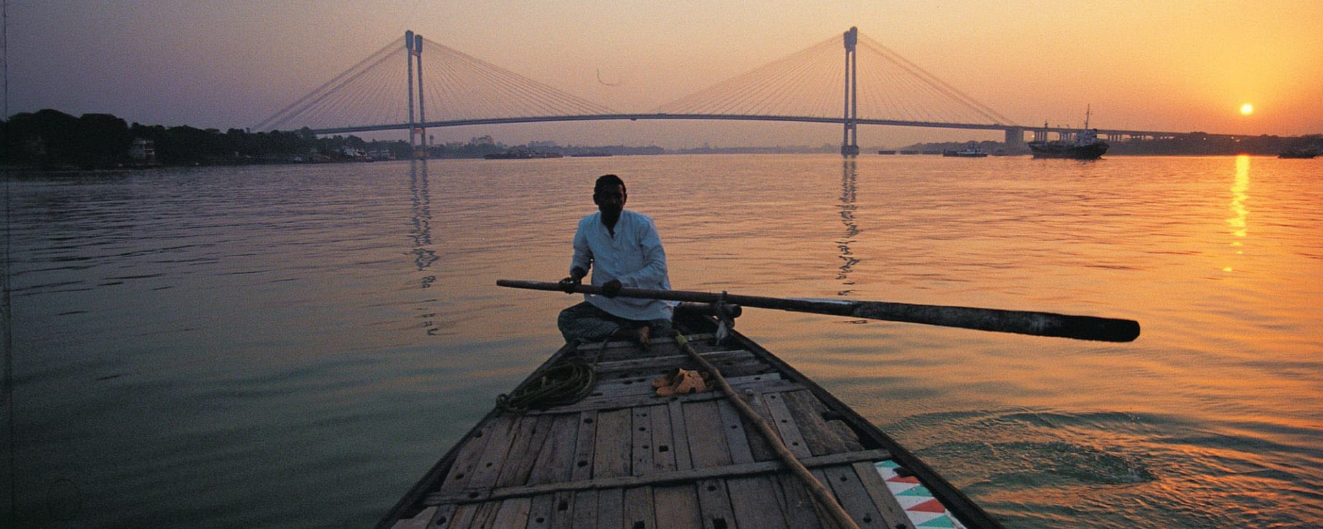 Sonnenuntergang auf dem Hooghly Fluss in Kolkata: Kolkata Hooghly River